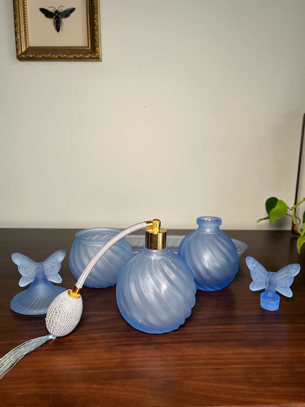 Vtg Vanity Set Frosted Glass Butterfly β’ Perfume Atomizer Powder Jar Hollywood - Picture 15 of 15